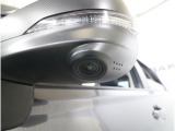 助手席側で見えにくい左前方の映像を、車内のマルチファンクションディスプレイに映し出します。前方への駐車や左寄せ、狭い道でのすれ違いなど、さまざまなシーンで安心して運転できる便利な機能です。