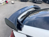 【OPテールゲートスポイラー】スポーツカーらしさがグッと引き立つ大型リヤスポイラーを装着♪高速走行時のスタビリティ(走行安定性)向上に役立ちます。