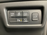運転席脇のクラスタースイッチ部分にはカメラ切り替えスイッチ、パーキングセンサーその他走行系スイッチを集中配置しております。電動リアゲートの開閉スイッチも大きく配置。