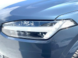 【LEDヘッドライト】明るく眩しいハイビームを先行車や対向車に照射しないオートハイビームを備えたLEDヘッドライト。北欧神話に登場するトールハンマーをモチーフにした、一目でボルボとわかるデザイン。