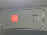 ●電動リアゲート:ワンタッチでリアゲートの開閉ができ、荷物などで両手が塞がっている状態でも簡単に開閉ができる便利機能です。
