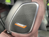 【BOESサウンドシステム】メーカーオプションの高品位サウンドシステムを搭載。専用のチューニングが施された大小様々なスピーカーから良質なサウンドが奏でられ、臨場感あふれる音響空間を演出します。