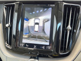 【360&deg;ビューカメラ】4台の高解像度カメラで360度の鳥瞰図を表示。隣の車や壁、死角にある障害物などを画面で確認できるため、狭いスペースでの駐車・出入りも安心です。