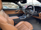 スポーツシートになっておりますので、ドライバーの身体をホールドし、安定したドライビング姿勢をサポート致します。日常的な運転でも、長時間にわたる運転でも快適な姿勢を保つための設計になっております。