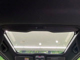 【ガラスルーフ】ガラスルーフ搭載で車内の解放感が一気にアップ!開放的なドライブをお楽しみいただけます。