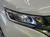 【LEDヘッドライト】悪天候や夜間走行時も良好な視界を確保し安心して運転できる高輝度LEDヘッドライトを装備!点灯速度が早く、消費電力も抑えられています。