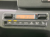 【オートエアコン】一度お好みの温度に設定すれば、車内の温度を検知し風量や温度を自動で調整。暑い&hellip;寒い&hellip;と何度もスイッチ操作をする必要はありません。快適な車内空間には必須の機能ですね♪