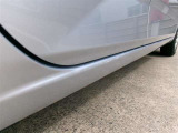 運転席側サイドシルに傷があります。