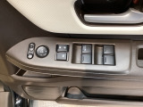 電動格納式リモコンドアミラーと、パワーウィンドウスイッチ等は運転席ドアにあります。