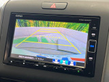 【バックカメラ】駐車時に後方がリアルタイム映像で確認できます。大型商業施設や立体駐車場での駐車時や、夜間のバック時に大活躍!運転スキルに関わらず、今や必須となった装備のひとつです!