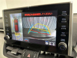バックガイドモニターで、後方を確認しながら安心して駐車することができます。運転初心者も熟練者も必須の機能ですよ!