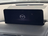 【10.25インチマツダコネクト】車内の雰囲気にマッチした大型ディスプレイ。スマホ接続でのナビ使用やBluetooth再生等、様々な機能が楽しめます。直感的なダイヤル操作が可能で、使い勝手も良好です。