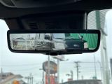 【デジタルインナーミラー(トヨタ)】車両後方カメラの映像をルームミラーに映すことが出来ます。 そのため、後席に人や荷物があって後方が見えづらい場合でもしっかり視界を確保することが出来ます。