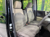 運転席まわりには十分なスペースがあり、大柄な方でもゆったり運転していただける環境です。