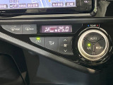 【オートエアコン】一度お好みの温度に設定すれば、車内の温度を検知し風量や温度を自動で調整。暑い&hellip;寒い&hellip;と何度もスイッチ操作をする必要はありません。快適な車内空間には必須の機能ですね♪