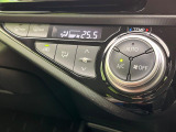 【オートエアコン】一度お好みの温度に設定すれば、車内の温度を検知し風量や温度を自動で調整。暑い&hellip;寒い&hellip;と何度もスイッチ操作をする必要はありません。快適な車内空間には必須の機能ですね♪