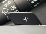 【パドルシフト】ハンドルから手を離さずに素早くシフトアップ&ダウンができるので、エンジンブレーキを使う下り坂や高速道路の合流で加速したい場面で役立ちます。