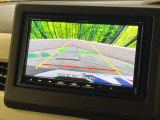 【バックカメラ】駐車時に後方がリアルタイム映像で確認できます。大型商業施設や立体駐車場での駐車時や、夜間のバック時に大活躍!運転スキルに関わらず、今や必須となった装備のひとつです!
