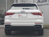 Audiのリヤディフューザーは、車両の後方での空気の流れを整え、乱流を減少させることで、走行安定性を向上させます。またスポーティで洗練された外観を提供し、全体のスタイルに一体感を持たせます。