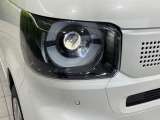 【LEDヘッドライト】悪天候や夜間走行時も良好な視界を確保し安心して運転できる高輝度LEDヘッドライトを装備!点灯速度が早く、消費電力も抑えられています。