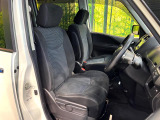 運転席まわりには十分なスペースがあり、大柄な方でもゆったり運転していただける環境です。
