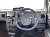 運転席まわりです。 各操作スイッチは使いやすい位置に配置されてます。