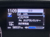 レーンディパーチャーアラートとは車線または走路からの逸脱の可能性を警告すると共に、車線または走路からの逸脱を避けるためのハンドル操作の一部を支援する機能です。詳細は販売店スタッフまでおたずねください。