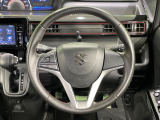 インテリアに合わせたデザインのステアリングは、運転される方のことも考え、運転しやすい形状、大きさです。是非一度、実際に触ってお確かめください。