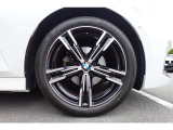 【BMWアロイホイール】軽量かつ強度に拘ったアロイホイール。走行性能ポテンシャルを引き出す設計。タイヤのサイドウォールが強化されたランフラットタイヤは、パンク時にタイヤがつぶれてもリムから外れません。