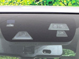 【スマートブレーキサポート】走行中に前方の車両等を認識し、衝突しそうな時は警報とブレーキで衝突回避と被害軽減をアシスト。より安全にドライブをお楽しみいただけます。