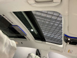 パノラミックルーフで明るい車内と開放感あるドライブをお楽しみいただけます。
