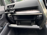 【グローブボックス】大容量のグローブボックスです!!車検証ケース他、日頃使う小物類の収納スペースもたくさんあります!