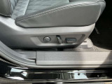 運転席・助手席パワーシート(運転席:スライド、リクライニング、リフター、サイサポート/助手席:スライド、リクライニング)