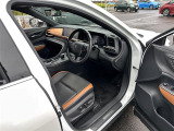 【運転席】座り心地が良いシートなので長時間の運転でも快適にお過ごしいただけます。新品のフロアマットのご注文も可能です。掲載箇所以外にご希望の写真がございましたらお気軽にお問い合わせ下さい。