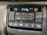 【左右独立型フルオートエアコン】運転席と助手席でそれぞれお好みの温度に設定可能。同乗者にも配慮した、快適な空調をお届け致します。