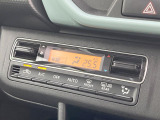 【オートエアコン】一度お好みの温度に設定すれば、車内の温度を検知し風量や温度を自動で調整。暑い&hellip;寒い&hellip;と何度もスイッチ操作をする必要はありません。快適な車内空間には必須の機能ですね♪