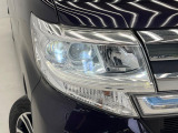 【LEDヘッドライト】悪天候や夜間走行時も良好な視界を確保し安心して運転できる高輝度LEDヘッドライトを装備!点灯速度が早く、消費電力も抑えられています。