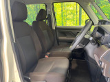 運転席まわりには十分なスペースがあり、大柄な方でもゆったり運転していただける環境です。