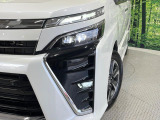 【LEDヘッドライト】悪天候や夜間走行時も良好な視界を確保し安心して運転できる高輝度LEDヘッドライトを装備!点灯速度が早く、消費電力も抑えられています。
