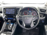 運転席まわりです。 各操作スイッチは使いやすい位置に配置されてます。