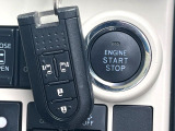 【キーフリーシステム】カバンやポケットに入れたままでもドアの施錠・解錠が可能なスマートキーを装備。エンジンのオン・オフ時もカギを取り出す必要が無いからとっても便利です♪