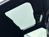 【 ガラスルーフ 】室内に解放感がでて明るくなる為運転する時の気持ちをより一層高めてくれます。夜は全開にして星を眺めるなんてしたらロマンチックですね♪