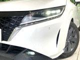 【LEDヘッドライト】悪天候や夜間走行時も良好な視界を確保し安心して運転できる高輝度LEDヘッドライトを装備!点灯速度が早く、消費電力も抑えられています。