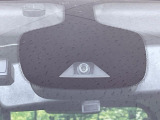 【エマージェンシーブレーキ】走行中に前方の車両等を認識し、衝突しそうな時は警報とブレーキで衝突回避と被害軽減をアシスト。より安全にドライブをお楽しみいただけます。