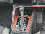 運転席より操作性の良いシフトレバーの画像です。