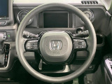 インテリアに合わせたデザインのステアリングは、運転される方のことも考え、運転しやすい形状、大きさです。是非一度、実際に触ってお確かめください。