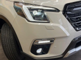 【LEDヘッドライト】悪天候や夜間走行時も良好な視界を確保し安心して運転できる高輝度LEDヘッドライトを装備!点灯速度が早く、消費電力も抑えられています。