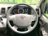 インテリアに合わせたデザインのステアリングは、運転される方のことも考え、運転しやすい形状、大きさです。是非一度、実際に触ってお確かめください。