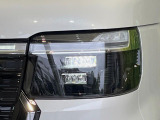 【LEDヘッドライト】悪天候や夜間走行時も良好な視界を確保し安心して運転できる高輝度LEDヘッドライトを装備!点灯速度が早く、消費電力も抑えられています。