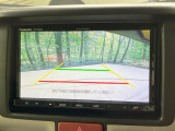【バックカメラ】駐車時に後方がリアルタイム映像で確認できます。大型商業施設や立体駐車場での駐車時や、夜間のバック時に大活躍!運転スキルに関わらず、今や必須となった装備のひとつです!